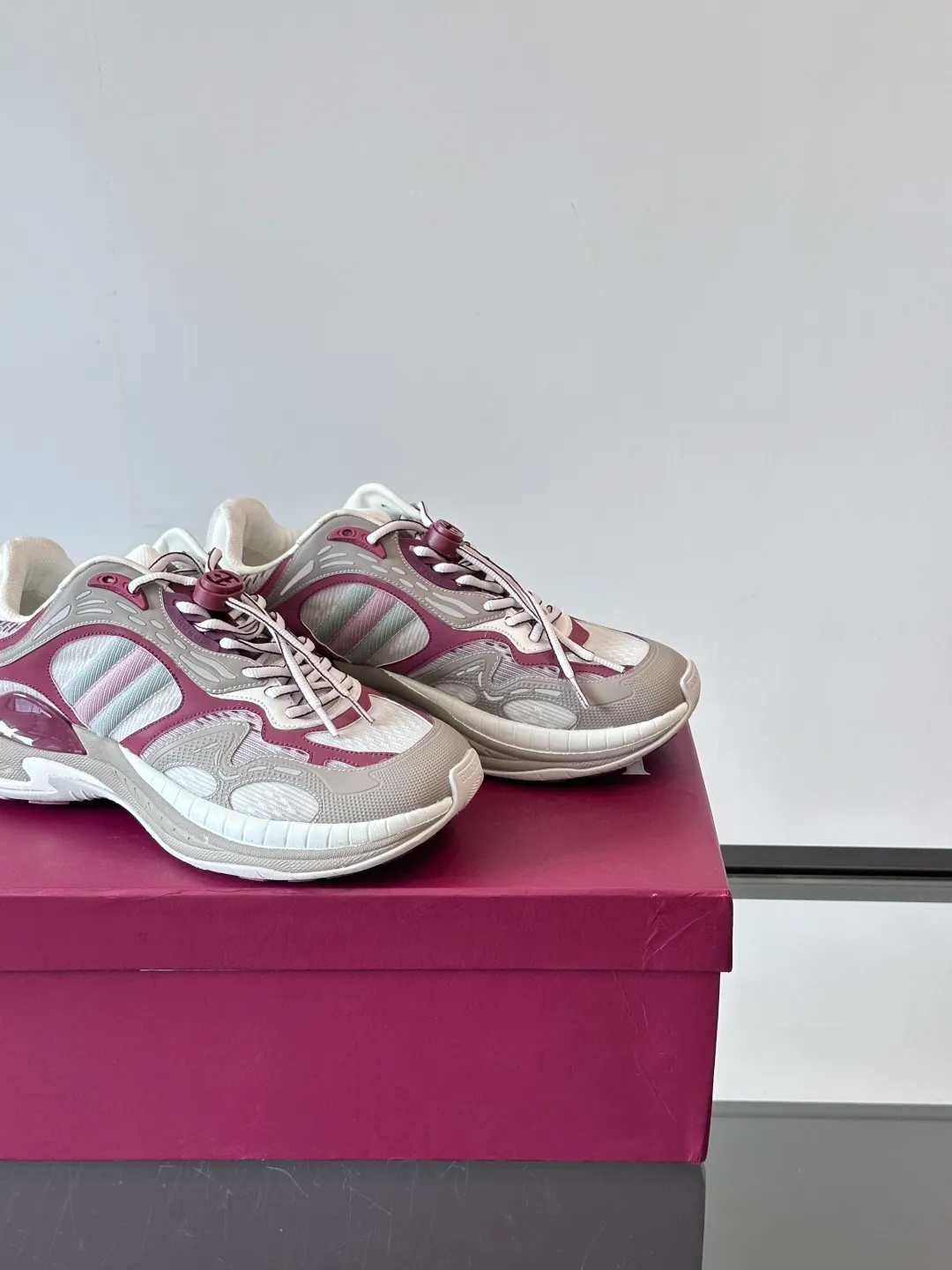 [G Home] Top P: 1020💰 Men’s size will be released first Size: 39-45 (45 customized) Gucci Gucci, couple model, women’s model will be released later, new 2.0 futuristic sports shoes‼ ️A pair of subversive sneakers is here. Gucci 2.0, a full series of 4 colors with key investment, smart silhouette: slightly curved forefoot design, you can clearly feel the propulsion when commuting and trotting, and it can enhance the sense of line extension when paired with wide-leg pants or cycling pants. EVA thick soles not only have a comfortable height-increasing effect, but also reduce weight (it actually lasts 3 hours of shopping without tiring your feet!) Highlight moments for lazy people: 2. Just choose it for airport wear! You can take them off in seconds after passing the security check (you can put them on as soon as you lift the heel strap), because the shoes come with a sliding buckle, so no need! ! Tie your shoes. Really achieve the sense of relaxation that goes with you.